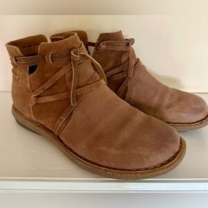 BORN TARKILN WOMEN’S LEATHER ANKLE BOOT